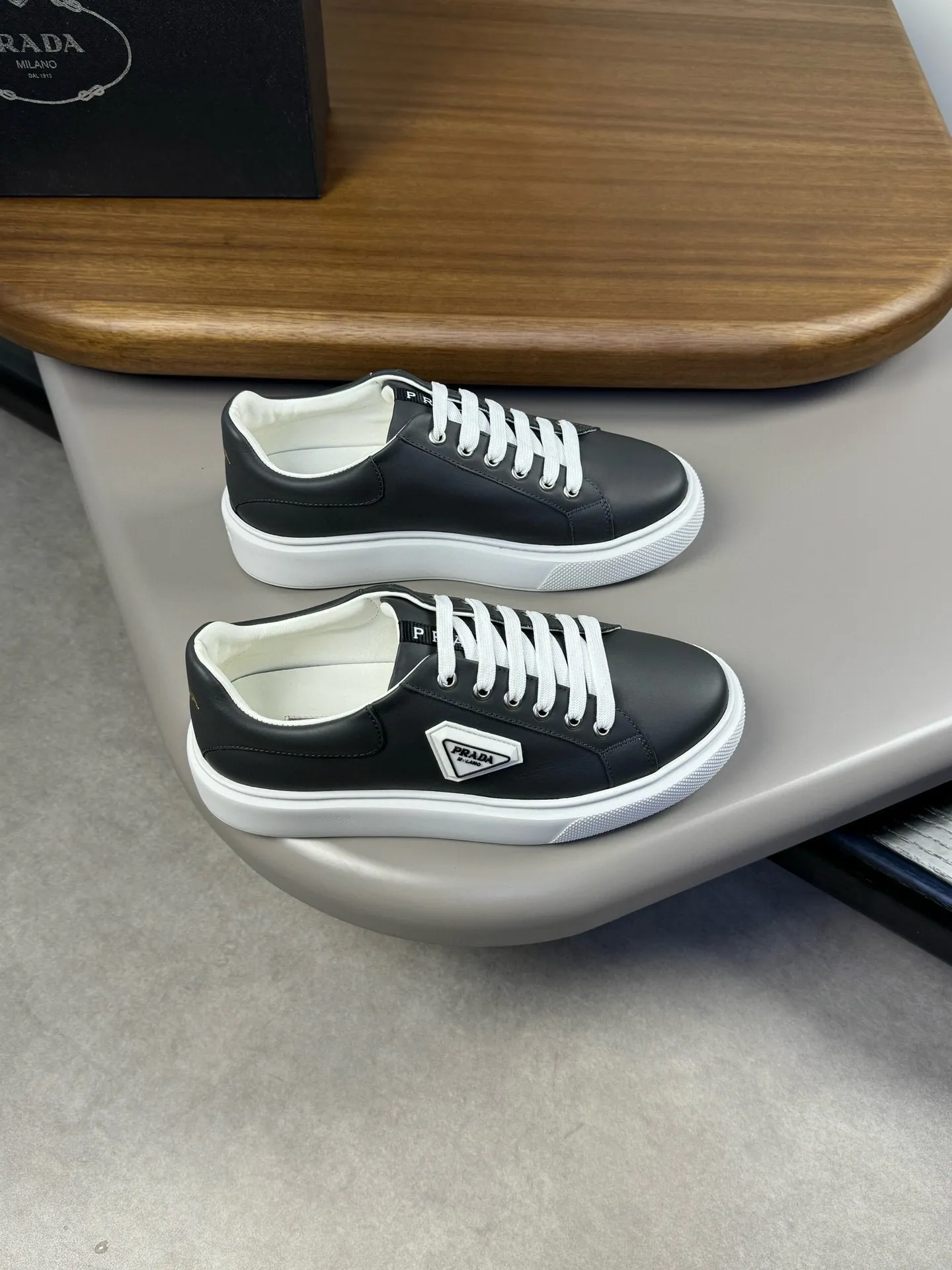 Men's shoes 💰P420💰[PRADA] Prada - High-end quality original order - Upper: original 🔝 Nappa calfskin, shoe body sewn with brand plastic LOGO - Inner: water-dyed cowhide - Outsole: original TPU rubber foam; molded outsole - Super high quality control, fine workmanship: highlighted (high-end, luxury, grade) -Size: 39-44 (38, 45, can be customized)